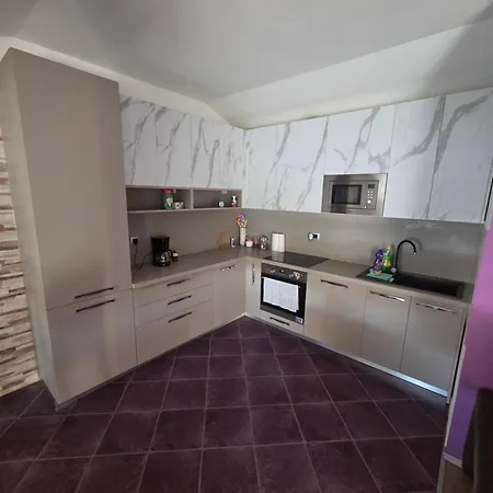 Eis Apartment *